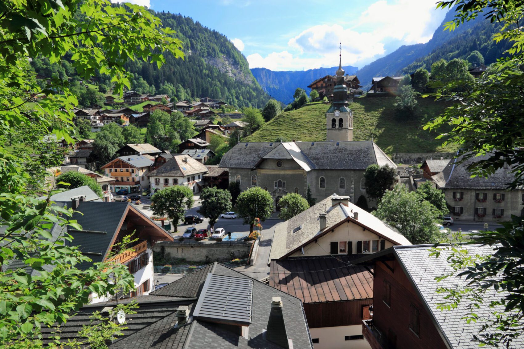Vue_sur_l’église_de_Morzine_-_panoramio