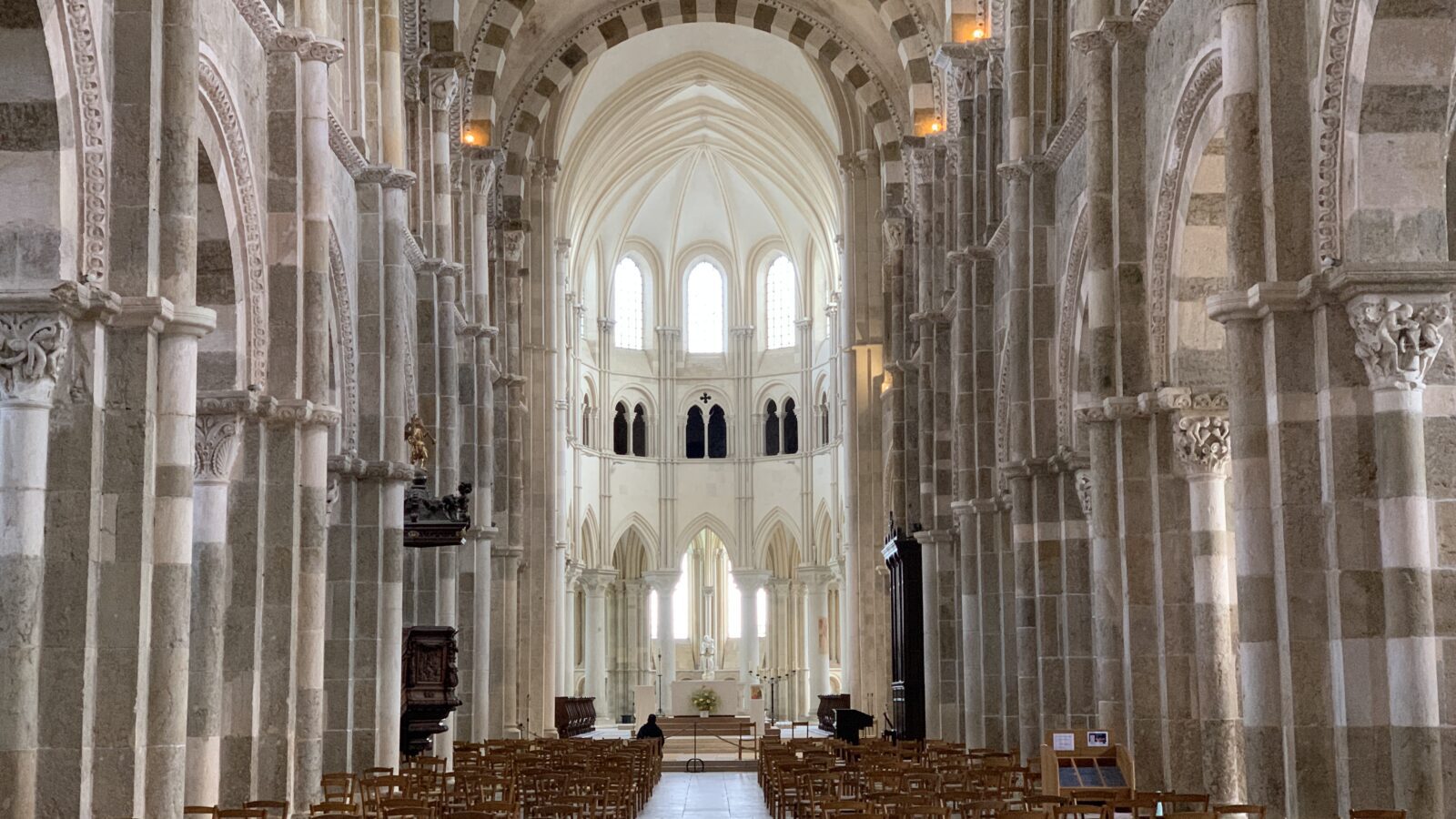 Intérieur_Basilique_Sainte_Marie_Madeleine_-_Vézelay_(FR89)_-_2021-05-17_-_12