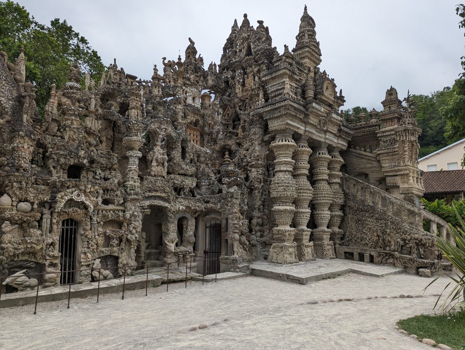 Palais_idéal_du_facteur_Cheval_-_Juin_2023_-_01